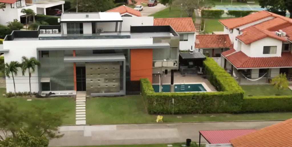 Mansión en la que vivió Mijão. Crédito: Captura de pantalla del reportaje.